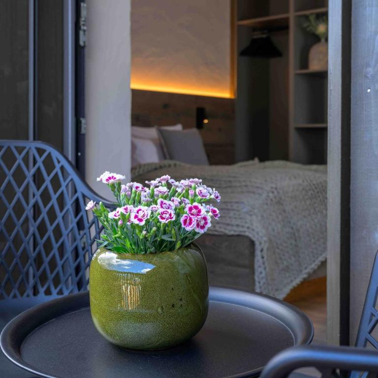 LIVALPIN Suite - Three-Bedroom Apartment with Balcony and Mountain View - 43