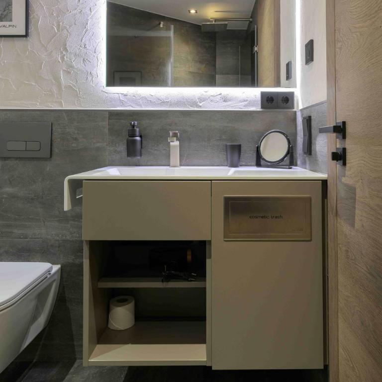 LIVALPIN Suite - Three-Bedroom Apartment with Balcony and Mountain View - 35