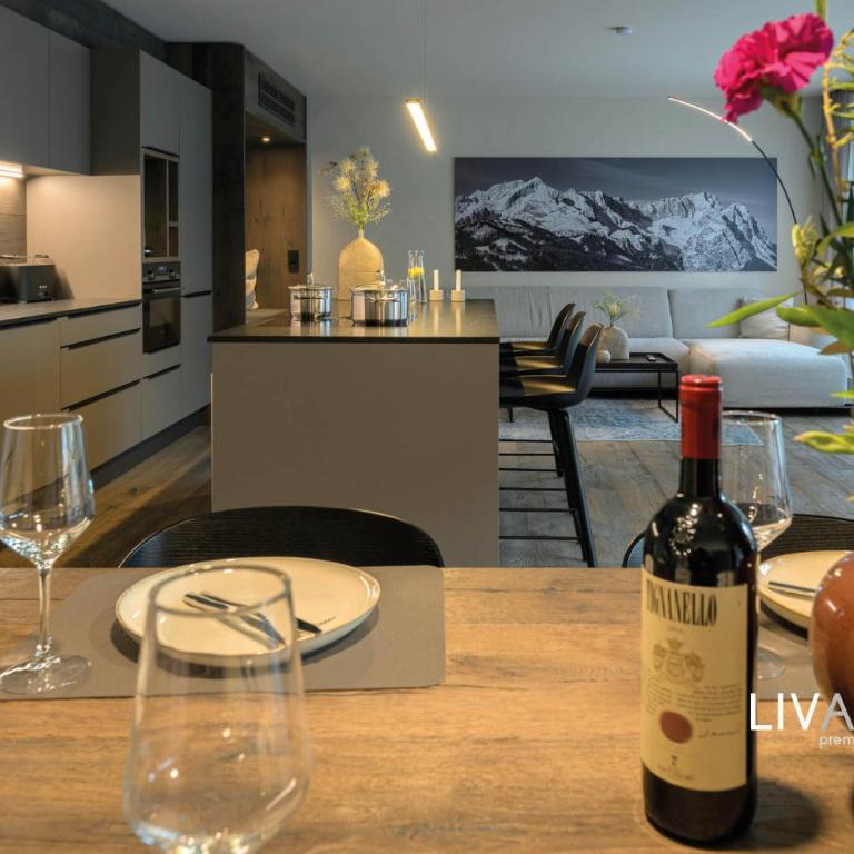LIVALPIN Suite - Three-Bedroom Apartment with Balcony and Mountain View - 40