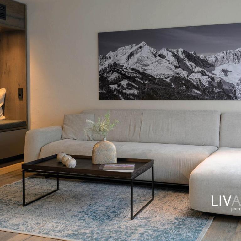 LIVALPIN Suite - Three-Bedroom Apartment with Balcony and Mountain View - 5