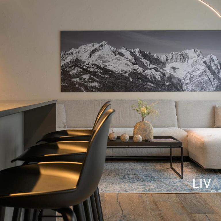 LIVALPIN Suite - Three-Bedroom Apartment with Balcony and Mountain View - 32