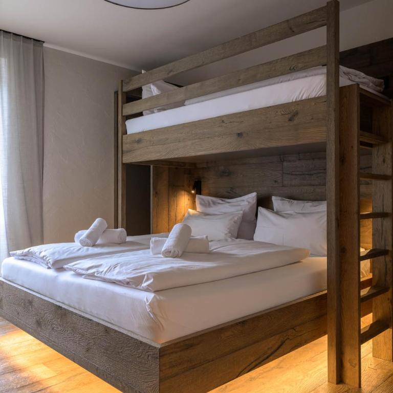 LIVALPIN Suite - Three-Bedroom Apartment with Balcony and Mountain View - 20