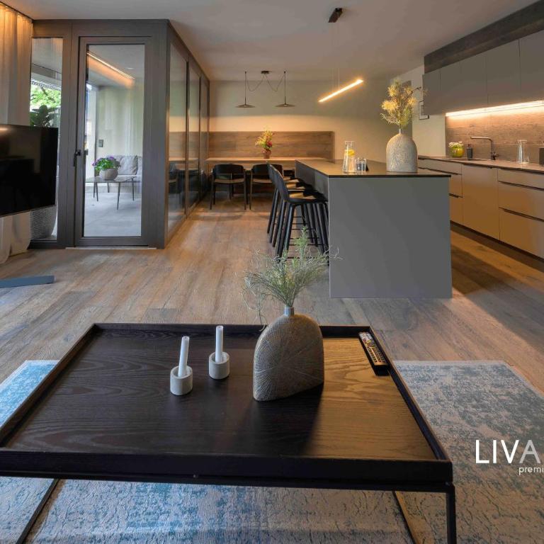 LIVALPIN Suite - Three-Bedroom Apartment with Balcony and Mountain View - 4