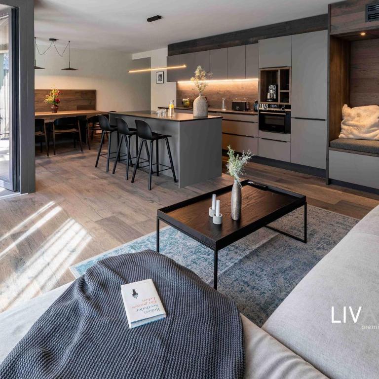 LIVALPIN Suite - Three-Bedroom Apartment with Balcony and Mountain View - 1