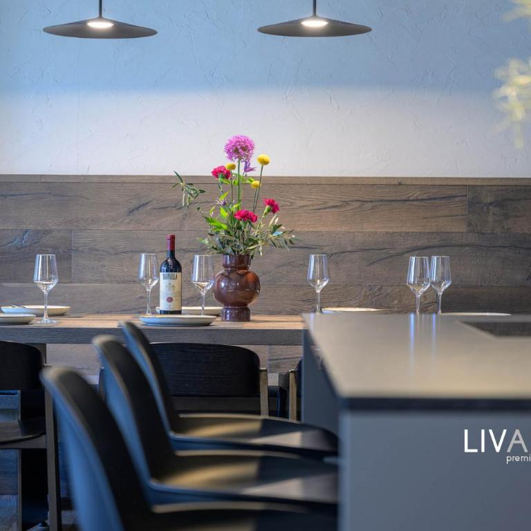 LIVALPIN Suite - Three-Bedroom Apartment with Balcony and Mountain View - 6