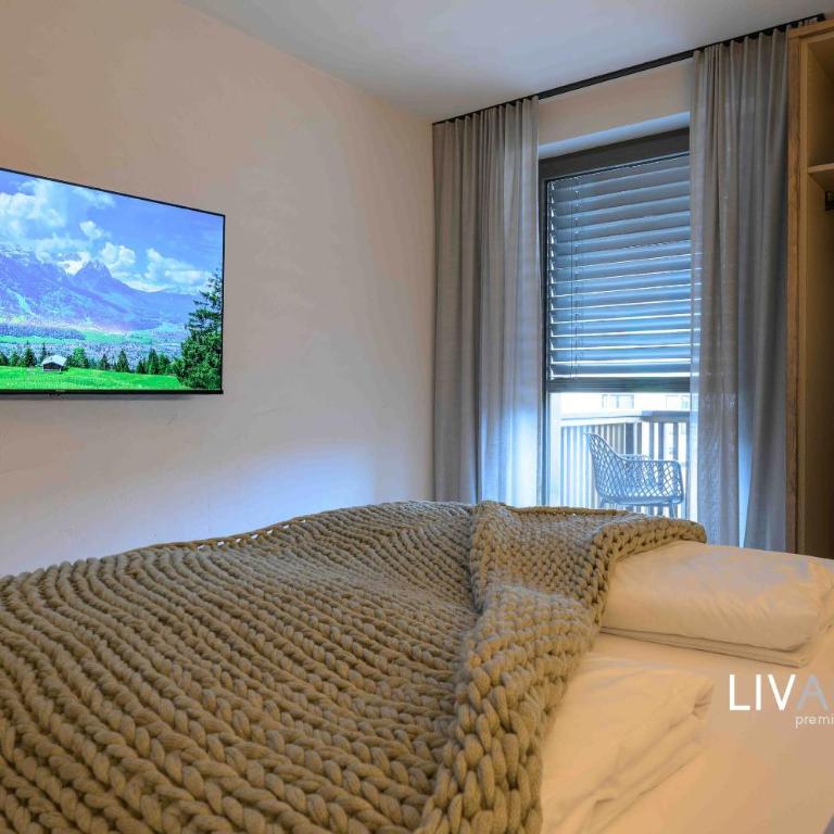 LIVALPIN Suite - Three-Bedroom Apartment with Balcony and Mountain View - 52