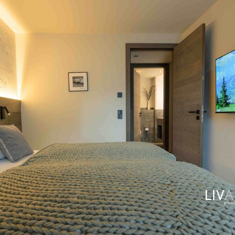 LIVALPIN Suite - Three-Bedroom Apartment with Balcony and Mountain View - 45