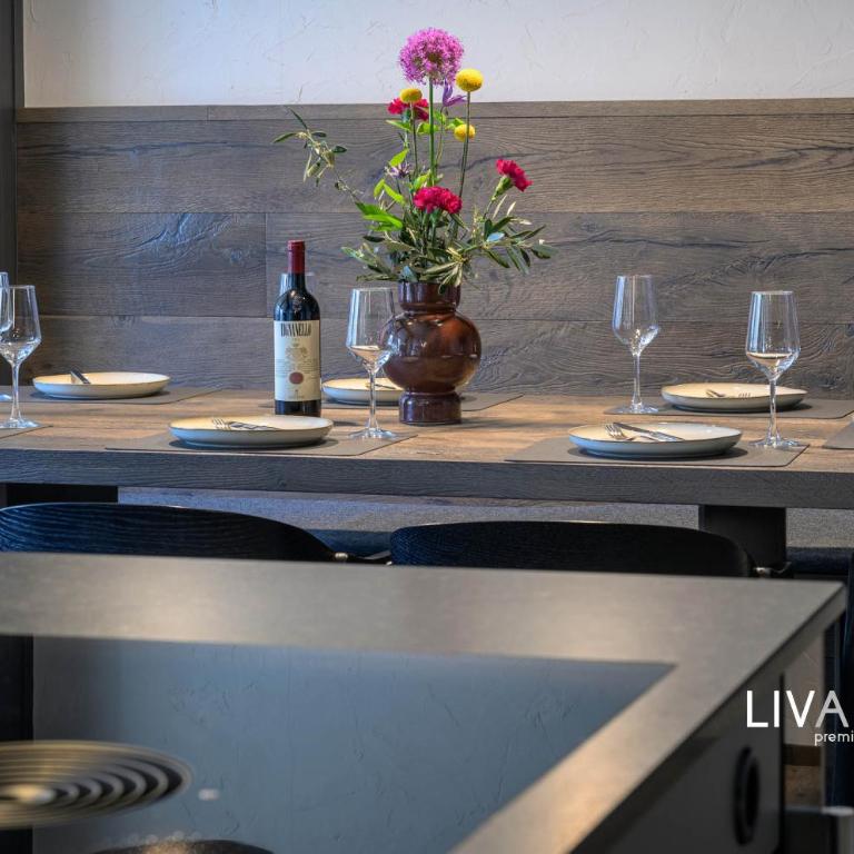 LIVALPIN Suite - Three-Bedroom Apartment with Balcony and Mountain View - 47