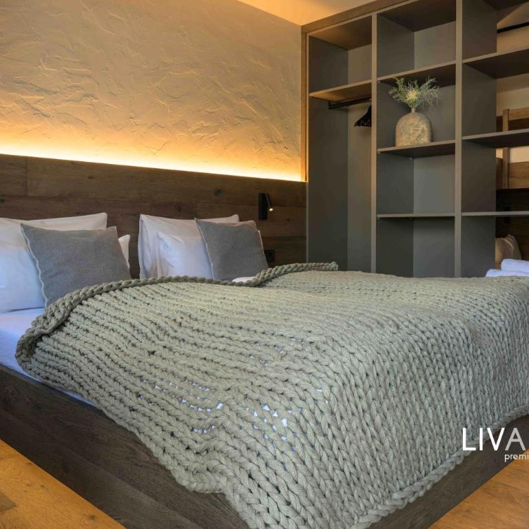 LIVALPIN Suite - Three-Bedroom Apartment with Balcony and Mountain View - 12