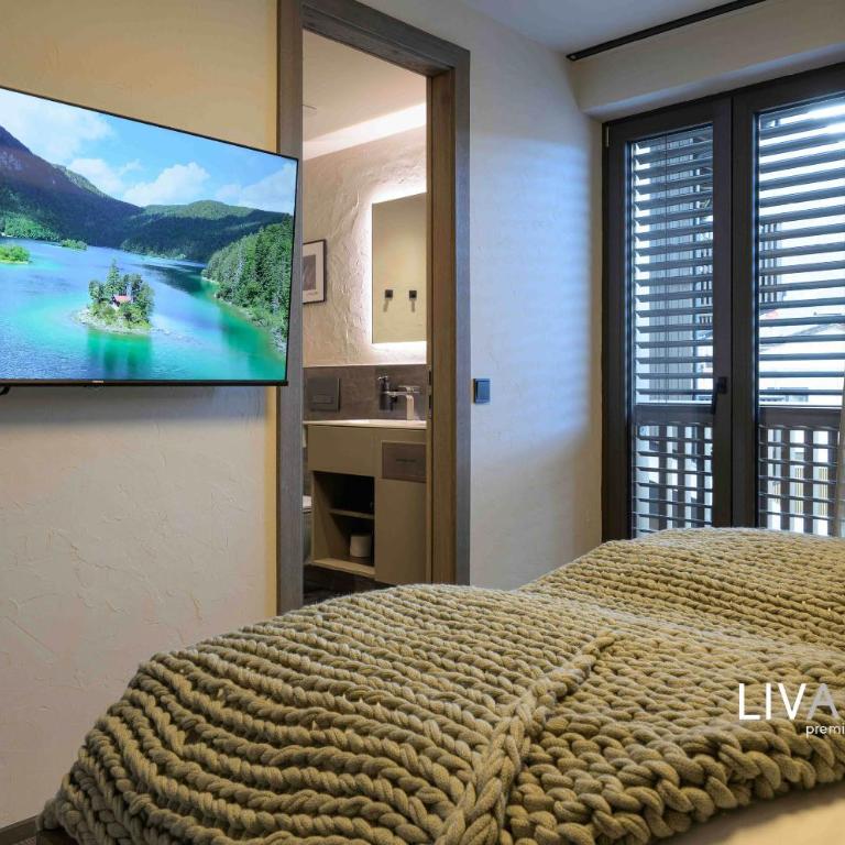 LIVALPIN Suite - Three-Bedroom Apartment with Balcony and Mountain View - 19