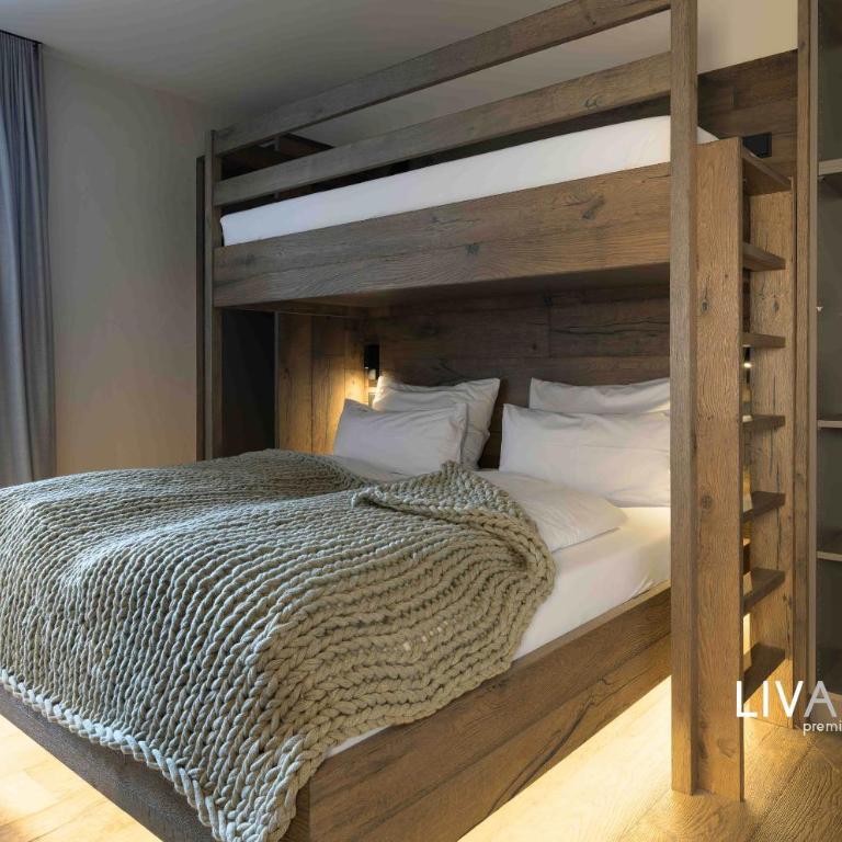 LIVALPIN Suite - Three-Bedroom Apartment with Balcony and Mountain View - 30