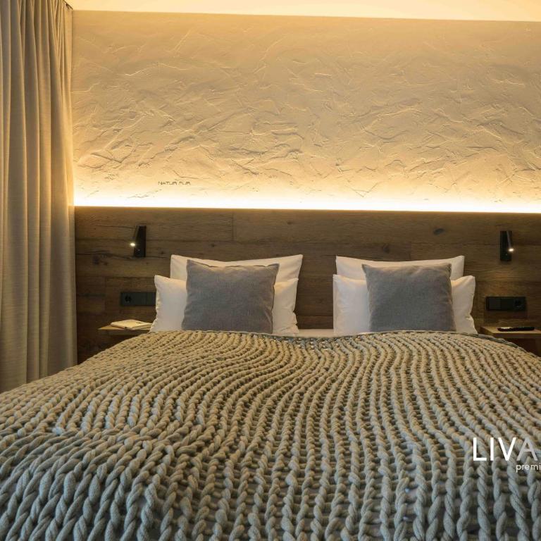LIVALPIN Suite - Three-Bedroom Apartment with Balcony and Mountain View - 27