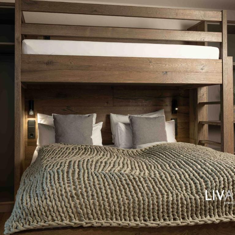 LIVALPIN Suite - Three-Bedroom Apartment with Balcony and Mountain View - 38