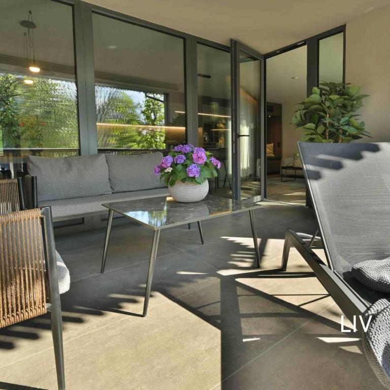 LIVALPIN Suite - Three-Bedroom Apartment with Balcony and Mountain View - 2