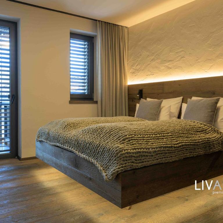 LIVALPIN Suite - Three-Bedroom Apartment with Balcony and Mountain View - 51