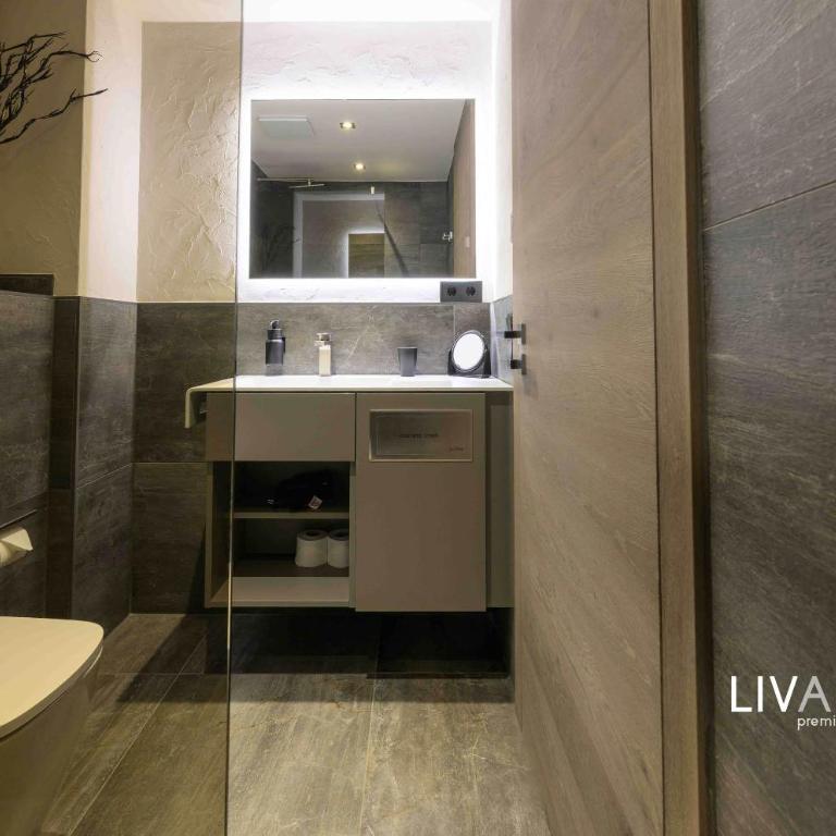LIVALPIN Suite - Three-Bedroom Apartment with Balcony and Mountain View - 36