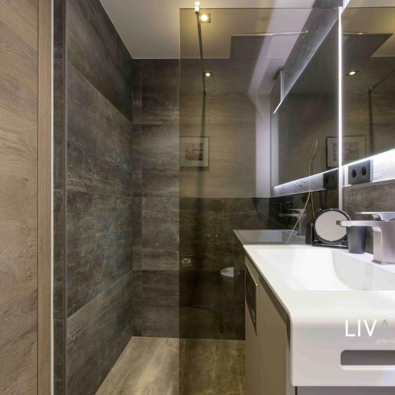 LIVALPIN Suite - Three-Bedroom Apartment with Balcony and Mountain View - 22