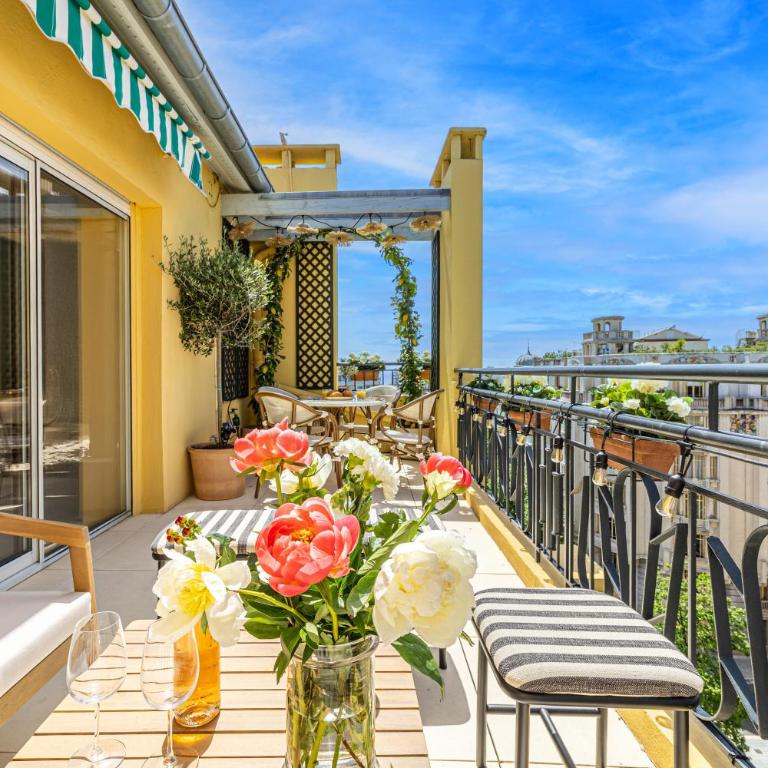 Luxurious penthouse, 2 bedroom suites, 3 spacious terraces, gorgeous views of mountains and sea, - Appartement 2 Chambres - 1