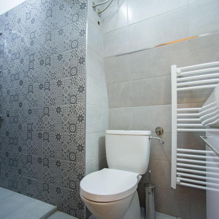 Central charm modern 2br apt-Free parking near - Two-Bedroom Apartment - 12