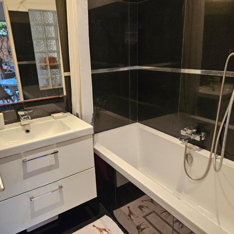 A 1 min de la plage! Bel appartement T4 avec petit jardin - Appartement 2 Chambres - 12