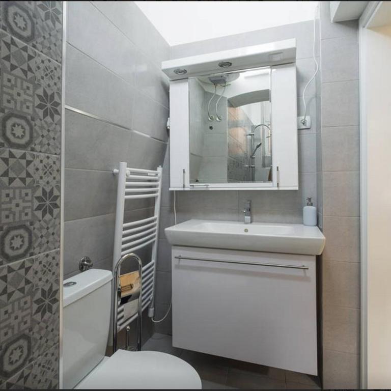 Central charm modern 2br apt-Free parking near - Two-Bedroom Apartment - 11