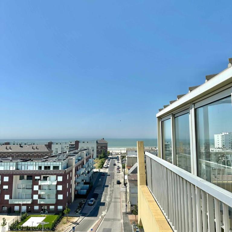 Vue panoramique au 8ème étage avec 3 Terrasses & 1 Parking à Berck-Plage - Two-Bedroom Apartment with Balcony and Sea View - 25