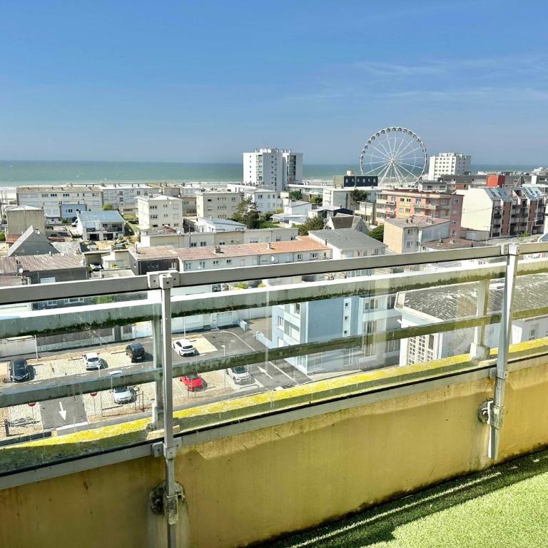 Vue panoramique au 8ème étage avec 3 Terrasses & 1 Parking à Berck-Plage - Two-Bedroom Apartment with Balcony and Sea View - 28