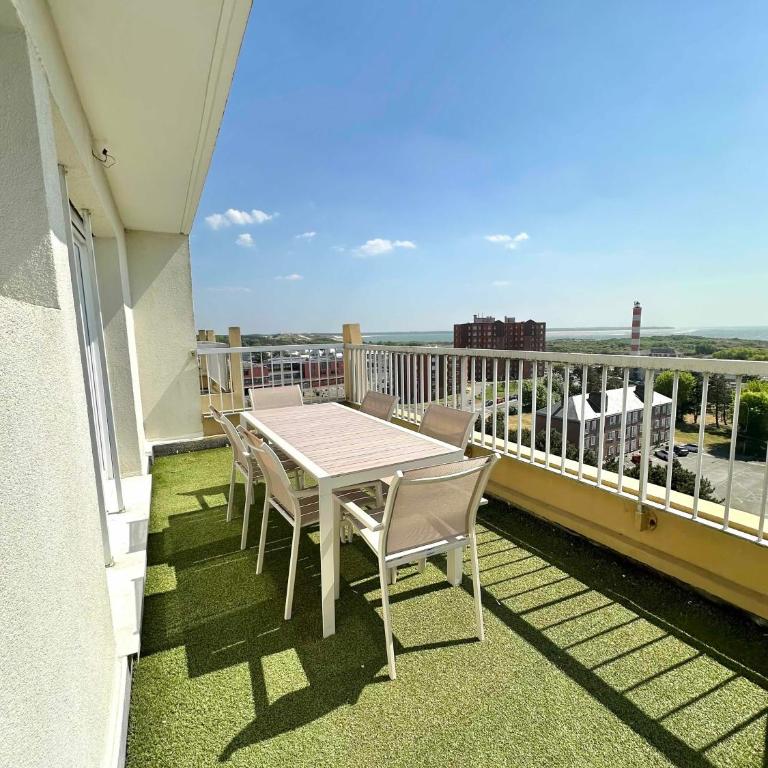 Vue panoramique au 8ème étage avec 3 Terrasses & 1 Parking à Berck-Plage - Two-Bedroom Apartment with Balcony and Sea View - 24