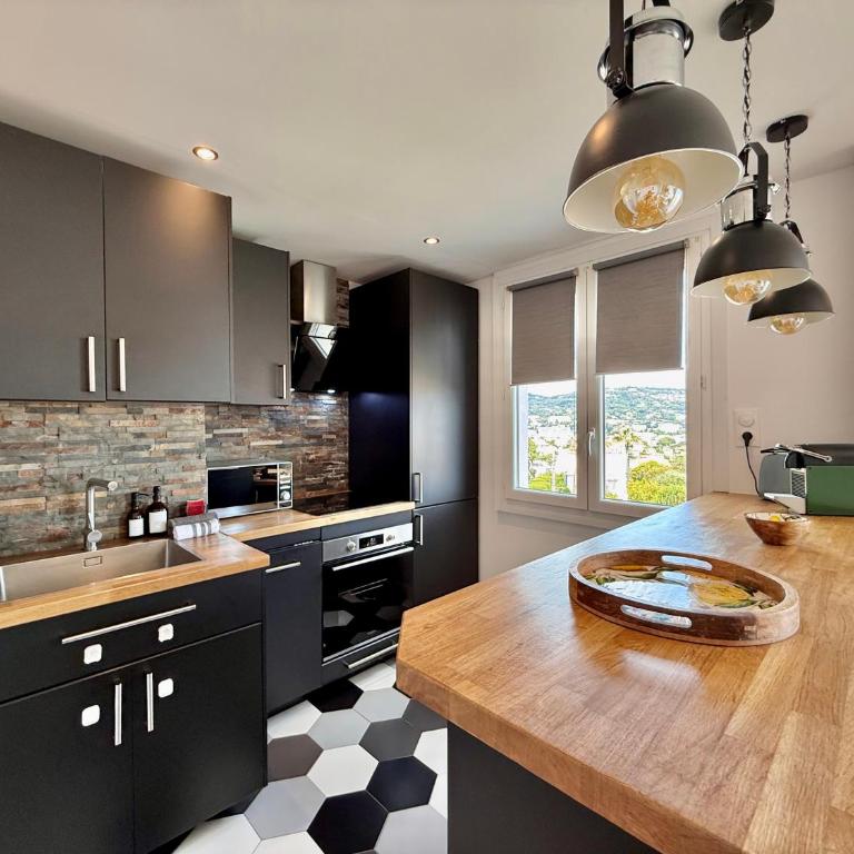 T3 Sea view walking distance of Palais, AC , Parking, Terrace - Appartement 2 Chambres - 5