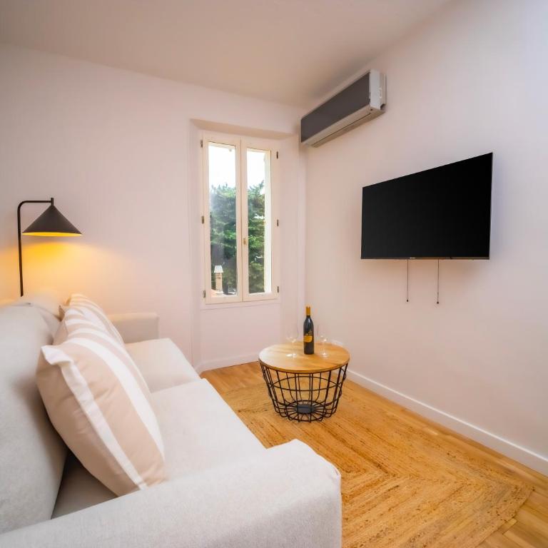 #202-Heart of Vieil Antibes - Place Nationale-High-End Newly Renovated & Furnished Appartment - Appartement 1 Chambre - 13