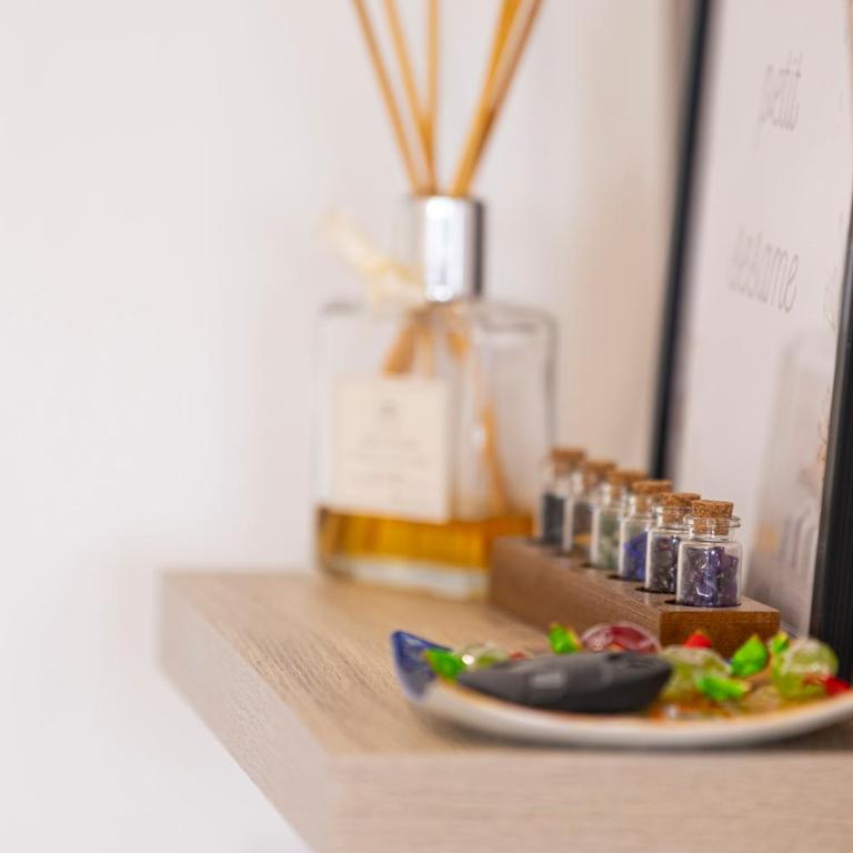 LE PETIT SÉSAME appartement 70m2 avec terrasse et jacuzzi cosy idéal groupe, capacité 6 personnes , 2 chambres,canapé lit, proche Stade De France, Wifi Parking privé très bon rapport qualité prix - Two-Bedroom Apartment - 33