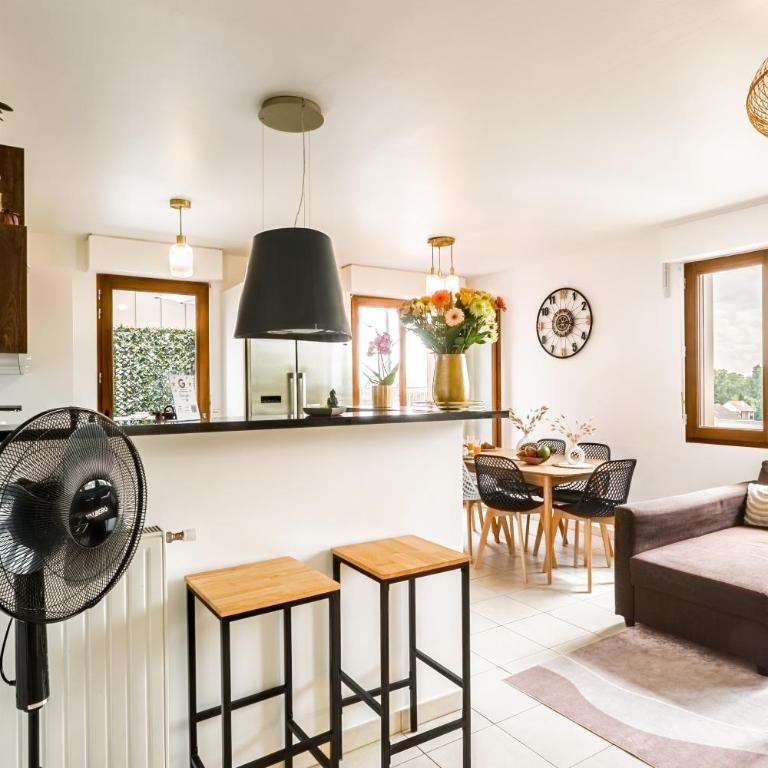 LE PETIT SÉSAME appartement 70m2 avec terrasse et jacuzzi cosy idéal groupe, capacité 6 personnes , 2 chambres,canapé lit, proche Stade De France, Wifi Parking privé très bon rapport qualité prix - Two-Bedroom Apartment - 13