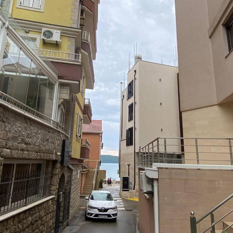 Apartment One Step From The Sea Becici - One-Bedroom Apartment - 14