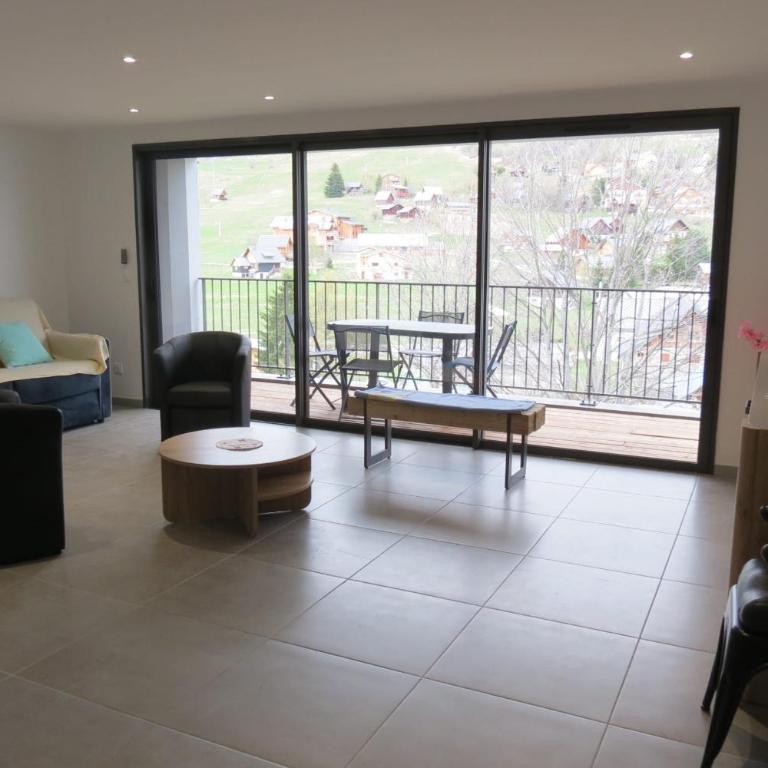 Apartment 3 BR Large Balcony & View - Apartment - 11