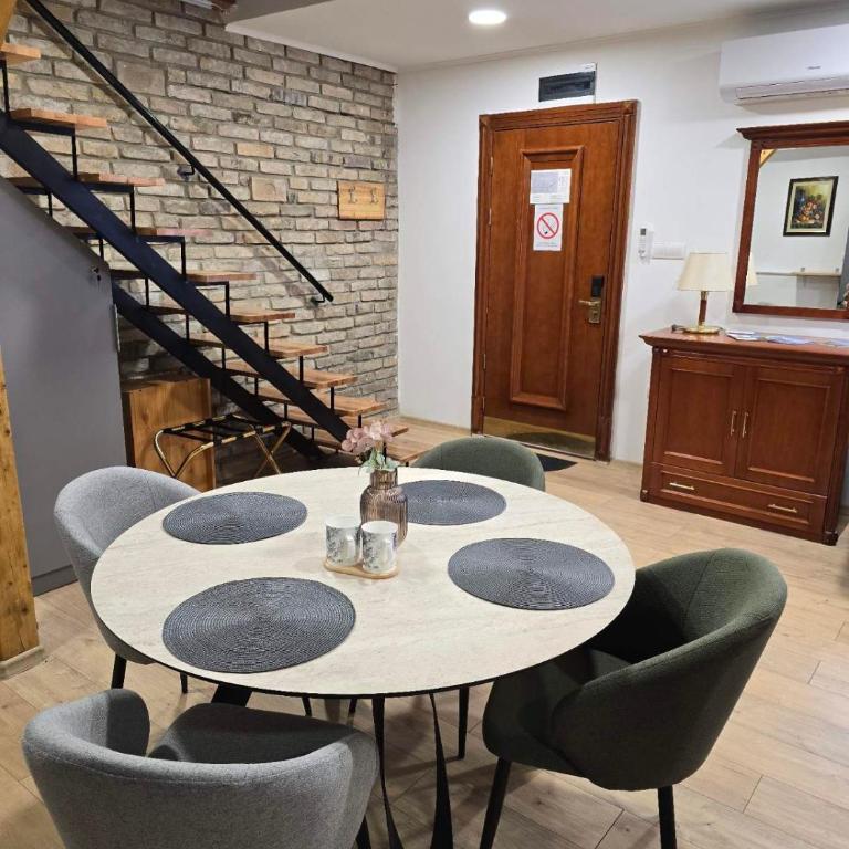 Moja Mona - One-Bedroom Apartment - 7