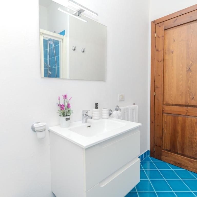 SPLENDIDO APPARTAMENTO SAN TEODORO La Suaredda - Two-Bedroom Apartment - 11