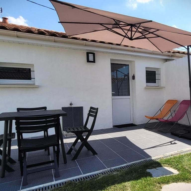 Maison pour 2 à 4 personnes avec jardin proche de la plage et des commerces ROYAN - One-Bedroom House - 35