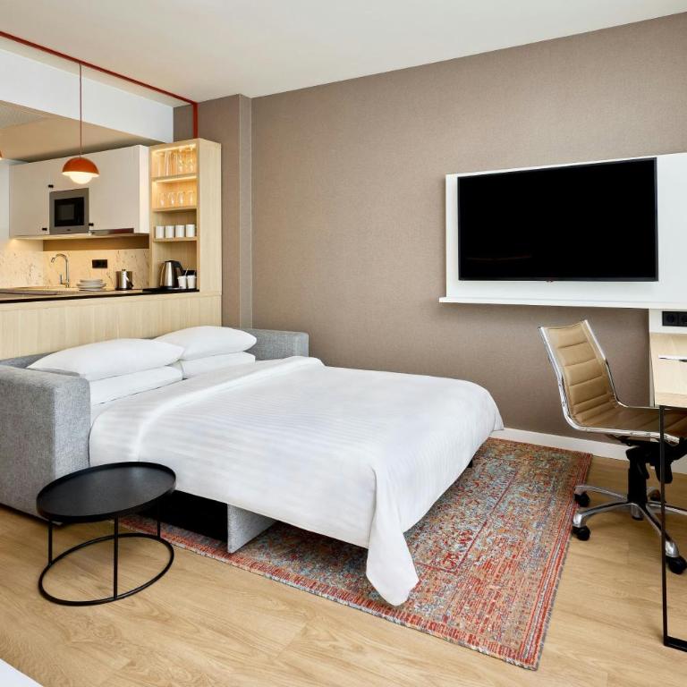 Residence Inn by Marriott Munich Central - Superior Studio mit Kingsize-Bett, Schlafsofa und Balkon - 4