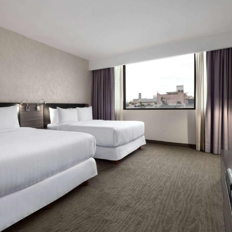 Wyndham Monterrey Ambassador Centro - Suite Familiar - 2 camas grandes - No fumadores - 1