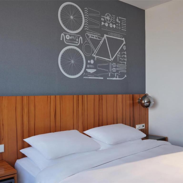 Hyatt Regency Paris Etoile - Deluxe King Room with Montmartre View - 5