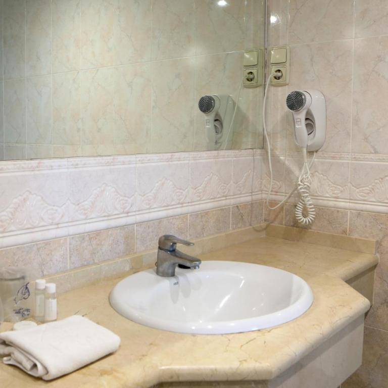 Hotel Apartamentos Pyr Fuengirola - Apartamento de 2 dormitorios con vistas al mar (2-6 adultos) - 5