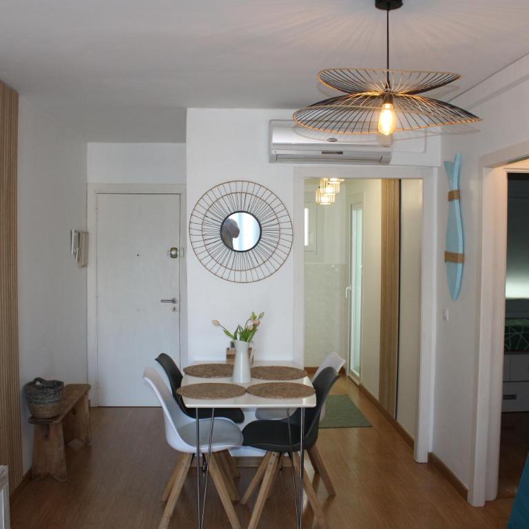 A une minute de la plage! - Two-Bedroom Apartment - 5