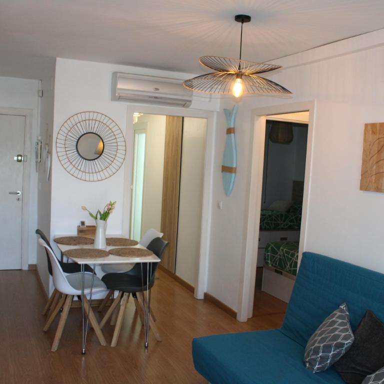 A une minute de la plage! - Two-Bedroom Apartment - 13