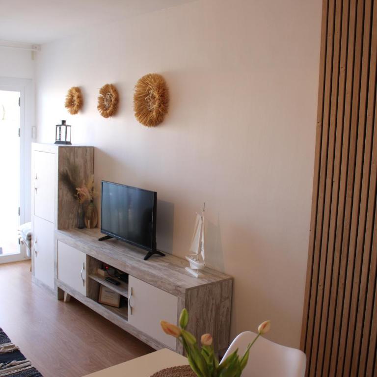 A une minute de la plage! - Two-Bedroom Apartment - 4