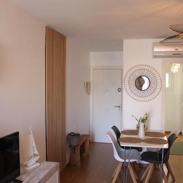 A une minute de la plage! - Two-Bedroom Apartment - 10