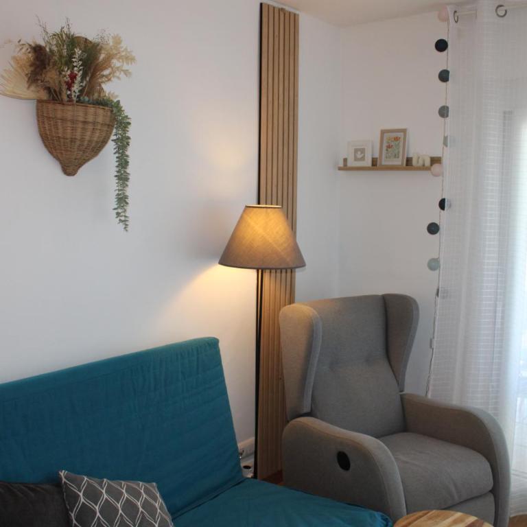 A une minute de la plage! - Two-Bedroom Apartment - 12