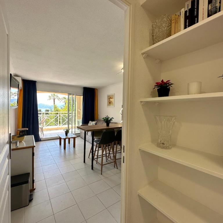 Villa FRANCIA bat Van Gogh - Appartement 2 Chambres avec Balcon et Vue sur la Mer - 14