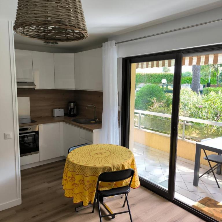 Appart à deux pas de la plage Boulouris St Raphael - One-Bedroom Apartment - 1