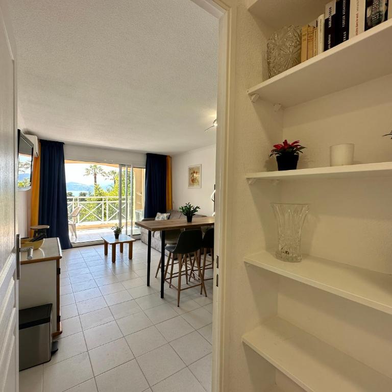 Villa FRANCIA bat Van Gogh - Appartement 2 Chambres avec Balcon et Vue sur la Mer - 18