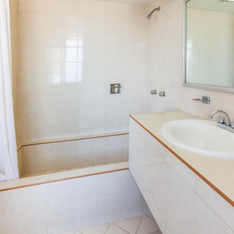 Capital O Nueva Galicia, Guadalajara centro downtown - Standard Two Beds - 7